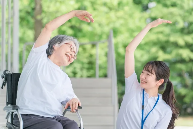 スタッフが利用者様のリハビリをサポートする様子