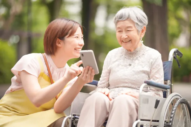 利用者様と笑顔で向き合うスタッフ