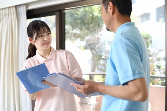 チームで支え合うスタッフの様子